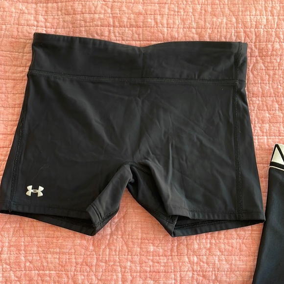 Set of 2 women’s under armor compression shorts - Picture 2 of 5